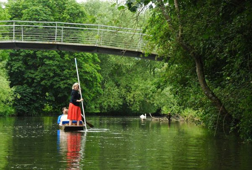 Oxford - Punting https://en.wikipedia.org/wiki/Punt_(boat)#Punting_in_Oxford