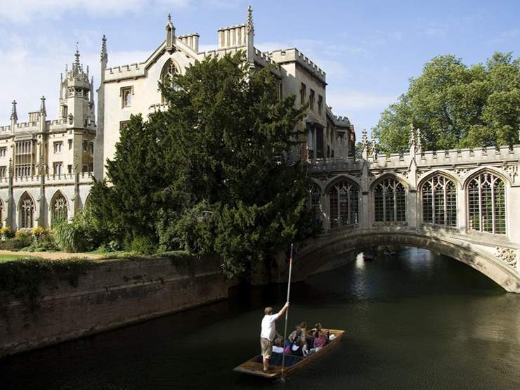 Oxford - Punting https://en.wikipedia.org/wiki/Punt_(boat)#Punting_in_Oxford