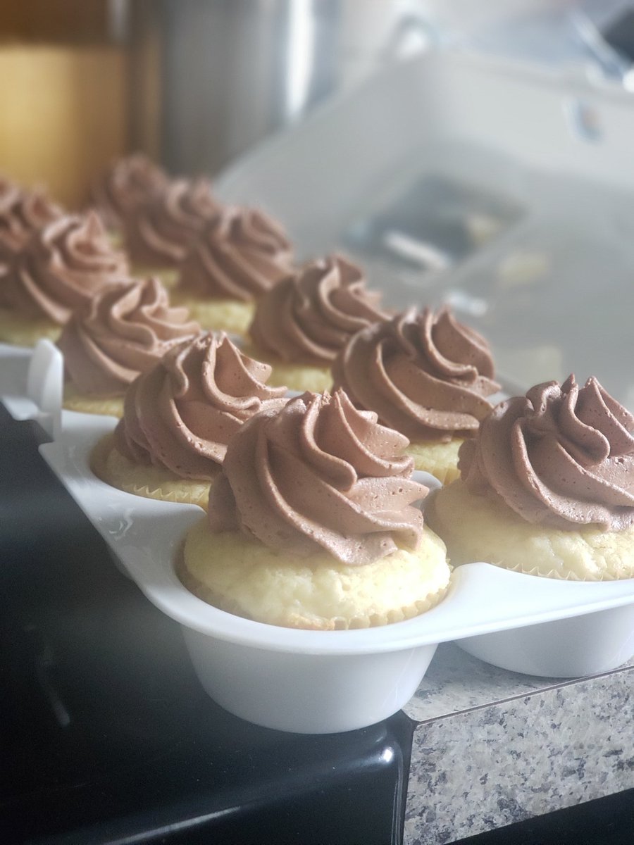DocHowardJCPS's tweet photo. I bake and people tell me it's tasty π Today, cupcakes in honor of my brother in law's birthday! Yellow cake with chocolate frosting. #OnlyFromScratch #NoBoxLife #BakeBawse https://t.co/SsYmVpcVNN