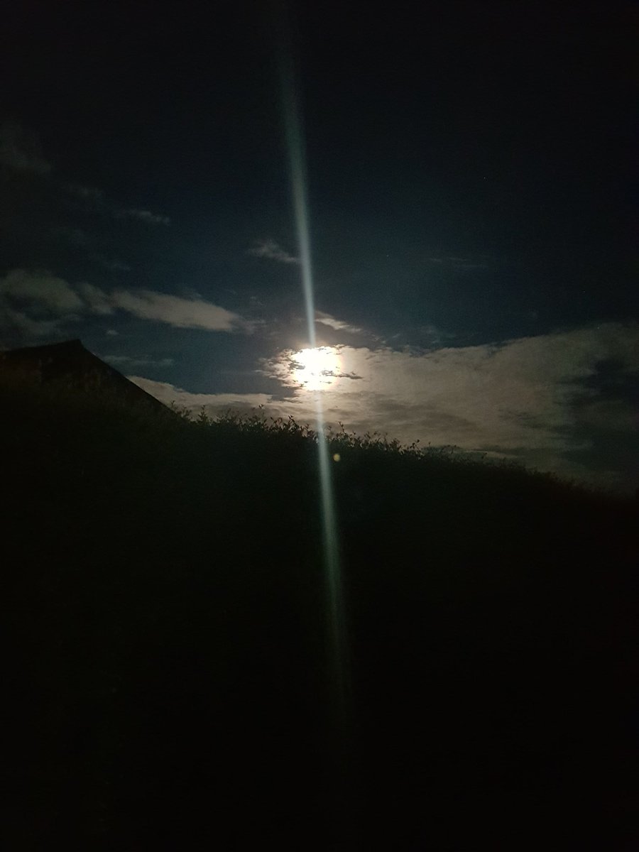 RoVaHoe's tweet photo. @frankdeboosere The #moon strikes back ⚪🌚 + #Halo  #nofilterneeded #Galmaarden https://t.co/10DLuvJpS7