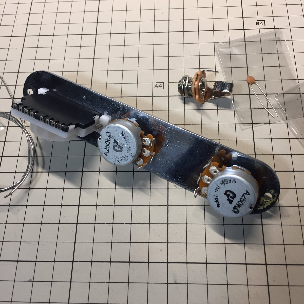 mama_html's tweet photo. 35年前のつぎはぎだらけの配線を撤去してギターワークスの配線キットに交換。すっごい音良くなりました!がフロントPUから音出ない症状は変わらず。たぶんピックアップが壊れてます。#fender #telecastar https://t.co/c8C72oBmDA