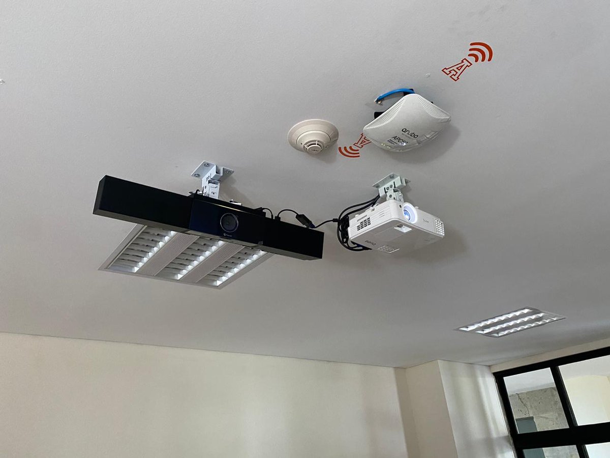 anahuacqro's tweet photo. Les compartimos los nuevos equipos de nuestras instalaciones. Son cámaras especializadas con inteligencia artificial, que te permitirán tener un acercamiento al salón de clases, como si estuvieras dentro de él. #NadaNosDetiene #SomosAnáhuac https://t.co/HfYjdsbx8X