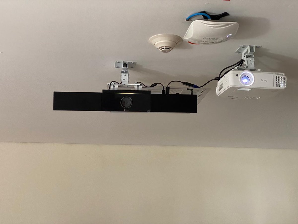 anahuacqro's tweet photo. Les compartimos los nuevos equipos de nuestras instalaciones. Son cámaras especializadas con inteligencia artificial, que te permitirán tener un acercamiento al salón de clases, como si estuvieras dentro de él. #NadaNosDetiene #SomosAnáhuac https://t.co/HfYjdsbx8X
