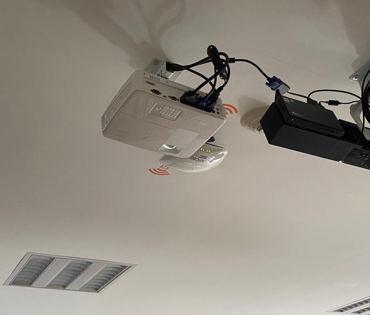 anahuacqro's tweet photo. Les compartimos los nuevos equipos de nuestras instalaciones. Son cámaras especializadas con inteligencia artificial, que te permitirán tener un acercamiento al salón de clases, como si estuvieras dentro de él. #NadaNosDetiene #SomosAnáhuac https://t.co/HfYjdsbx8X