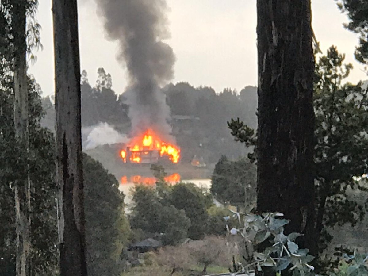 aprachile's tweet photo. 🔴🔥Impresionante ataque terrorista en Cañete, queman Hotel a plena luz del día. 

El hotel que quedaba en Complejo Quelen https://t.co/WWCUKT7xR9