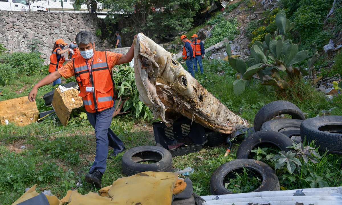 GobAtizapan's tweet photo. Se realizó la jornada de limpieza y de servicios en la colonia Lomas de San Miguel; vecino, ayúdanos manteniendo las áreas públicas libres de basura. #GobiernoEficaz

#ServiciosPúblicos #SAPASA #ProtecciónCivil https://t.co/VLPR0UOBCG