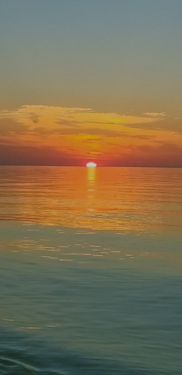 LolaMontez80's tweet photo. When #lakesuperior is the most breathtaking! #4thofJuly #puremichigan #mittenlove #michiganawesome #upnorth #gitcheegumee #love #truckerwife #motherdaughterday #sunset #pictureperfect #nofilterneeded https://t.co/xDG5RIUxuw