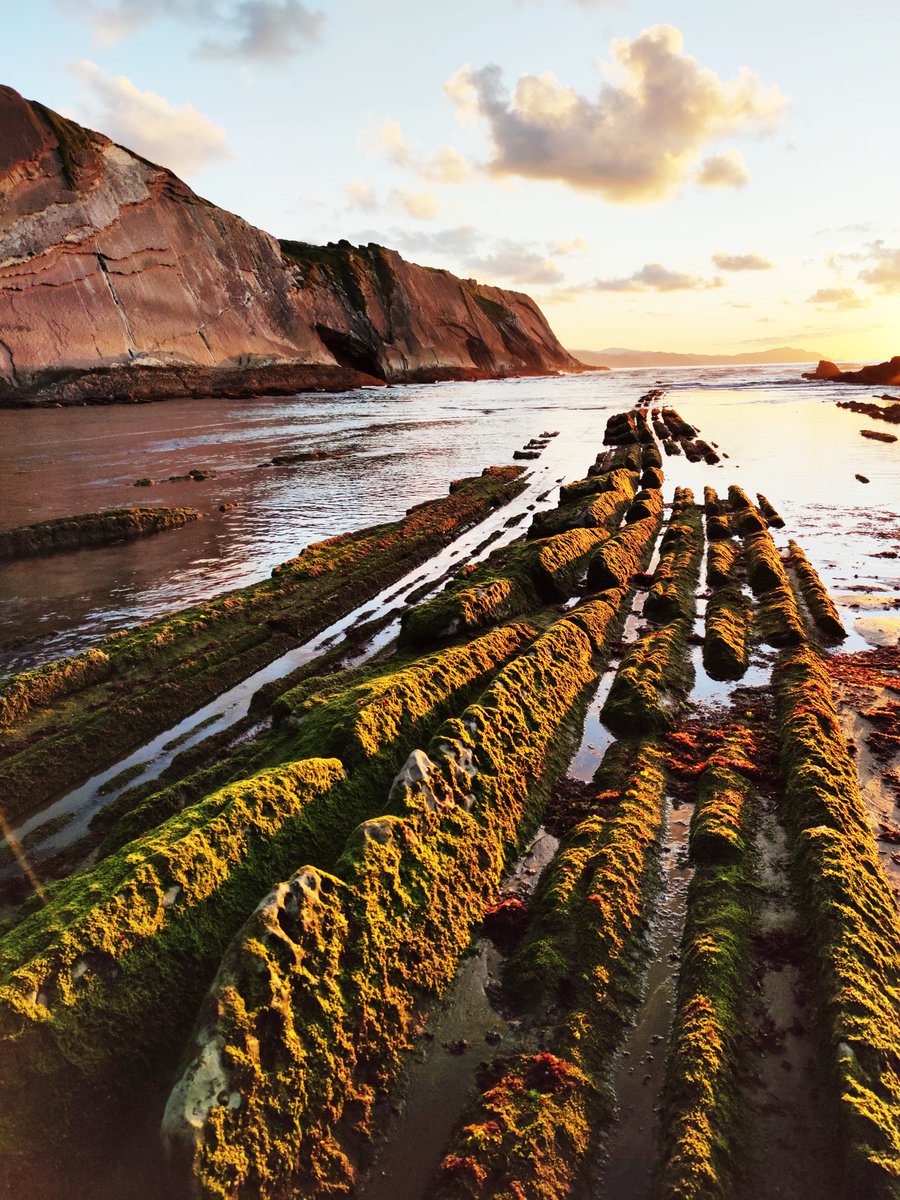 vmrr8395's tweet photo. Después de unos días nublados el de hoy ha sido extraordinario.
#zumaia #itzurun #flysh #geoparkea #sunset #ShotOnMiNote10
https://t.co/TMix9591tt https://t.co/FKA6wo4km8