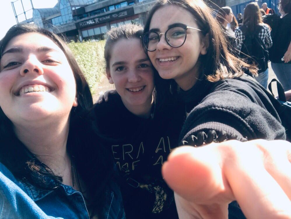 senevuoiancora's tweet photo. È passata mezzanotte ma volevo condividere due delle cose più belle successe grazie ad Ermal: far parte della #4OS e incontrare due di loro al Forum 💛 vi voglio bene ragazze!
#ErmalMetaDay
@unrespirofranoi
@osvaldcobvlepot
@persempresarai
@pensierivforme
@vocedelverbo_ e tutte https://t.co/TtLlSUWfYU