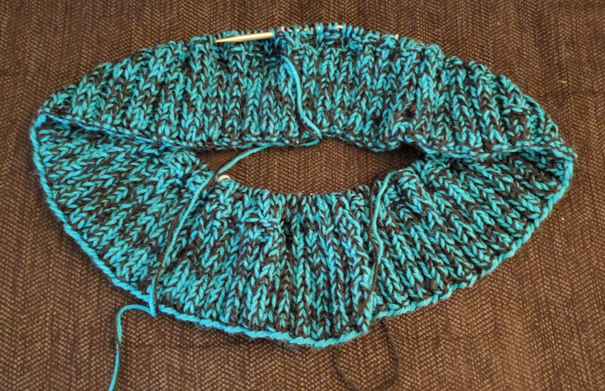 DmvSc2's tweet image. #Knitting with #KPop - #RequestLine #SHINee Striped Blanket. I&apos;m up to 4 inches now, so 2 more to go &amp;amp; then I&apos;ll  change colors. What I like about this blanket is the pattern... see the little V&apos;s. It&apos;s pretty cool 😎 👌 #kpopkougarknitting #happyknitting