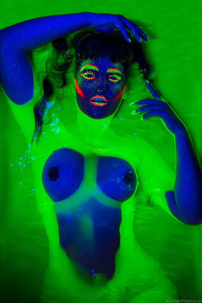 randiitog's tweet photo. That time I dunked Zoe Page in corvid.

#uv #uvlight #photography #model #bwebs https://t.co/hHCxD0c1Py