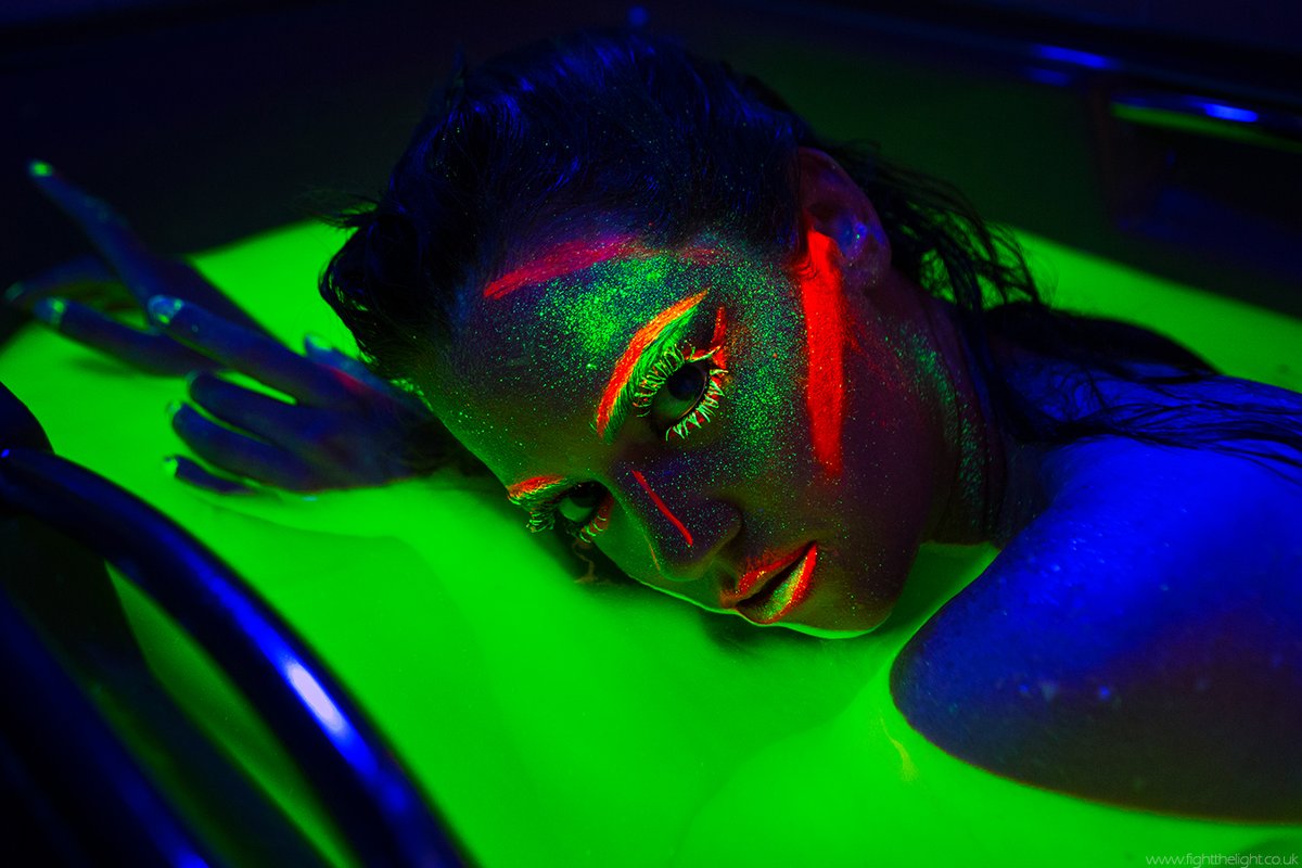 randiitog's tweet photo. That time I dunked Zoe Page in corvid.

#uv #uvlight #photography #model #bwebs https://t.co/hHCxD0c1Py