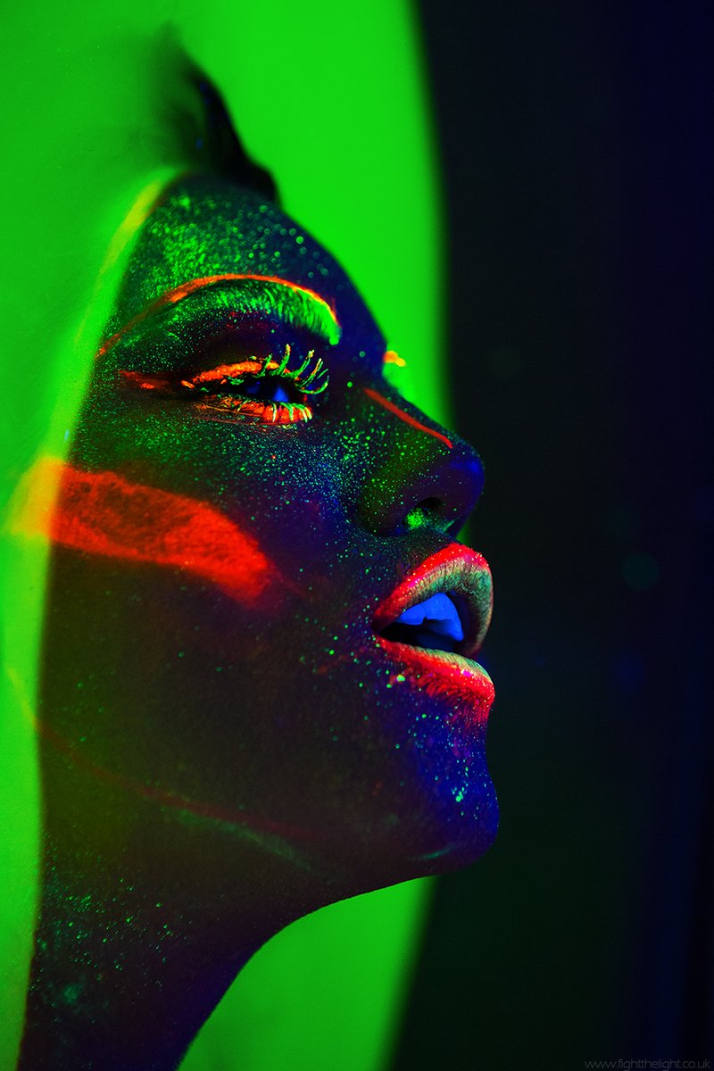randiitog's tweet photo. That time I dunked Zoe Page in corvid.

#uv #uvlight #photography #model #bwebs https://t.co/hHCxD0c1Py