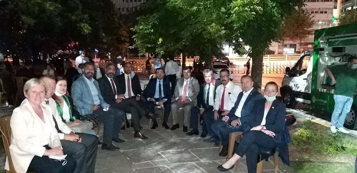 h_yilmaz_d's tweet photo. #Vazgeçmeyeceğiz demiştik❗
✔Meclis Savunma Nöbeti
#ÇokluBaroyaHAYIR
🕜 0️⃣1️⃣:3️⃣0️⃣ https://t.co/8nMdEUdVlg