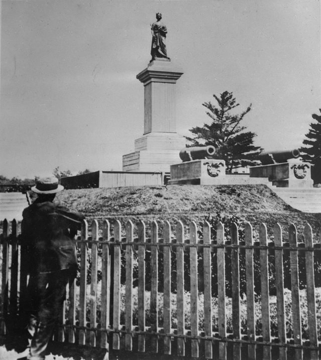 32. And the *first* statue of Queen Victoria to stand in Queen's Park — there for just a few years in the 1870s — is thought to be the same one that eventually ended up in Quebec City......where the FLQ blew it up in 1963.(She's now part of the collection at  @CanMusHistory.)