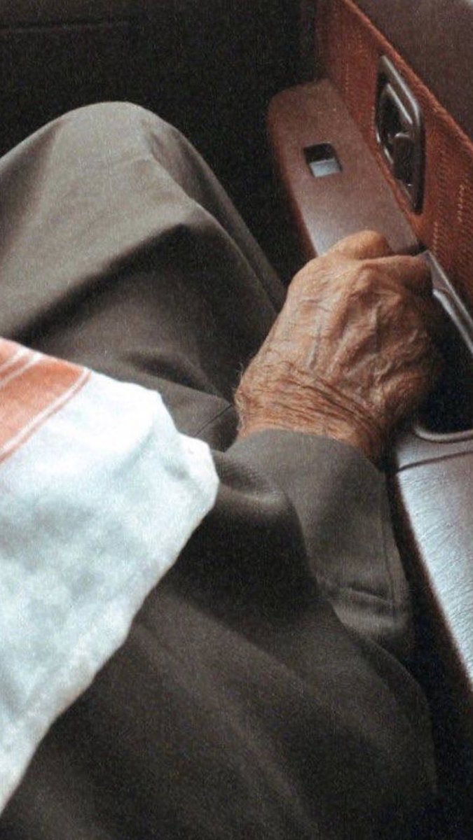 #الاعتداء_علي_مسن

ياشين غلطة صغير السن لشايب ياعل من يحقر الشيبان للماحي 💔