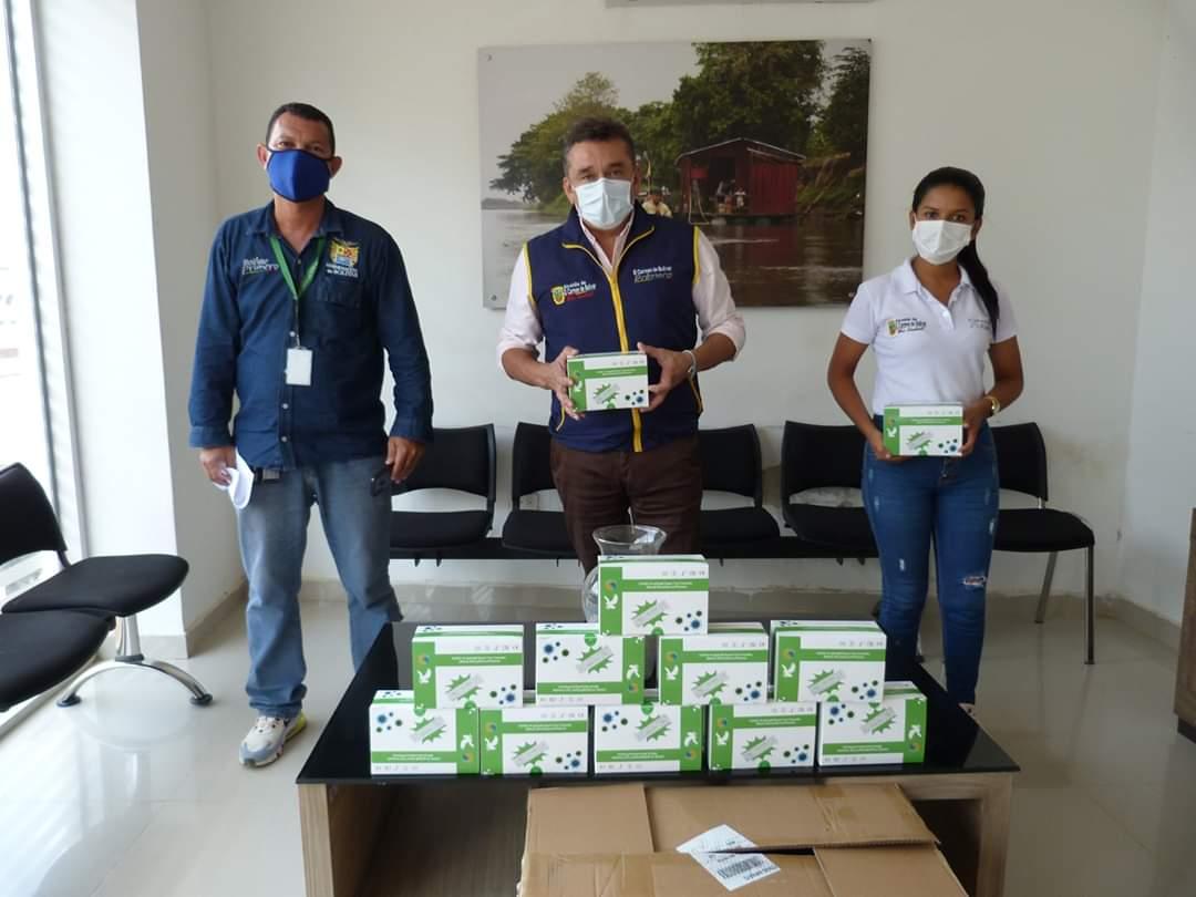 elcarmenmasc's tweet photo. Hoy recibimos las mil pruebas rápidas que nos han enviado desde la Gobernación de Bolivar, para continuar haciéndole frente al Covid en nuestro Municipio y realizar tamizaje en los barrios donde tenemos personas en cuarentena.

#ElUsoDelTapabocasEsObligatorio
#QuedateEnCasa https://t.co/Kj1OCtwd9J