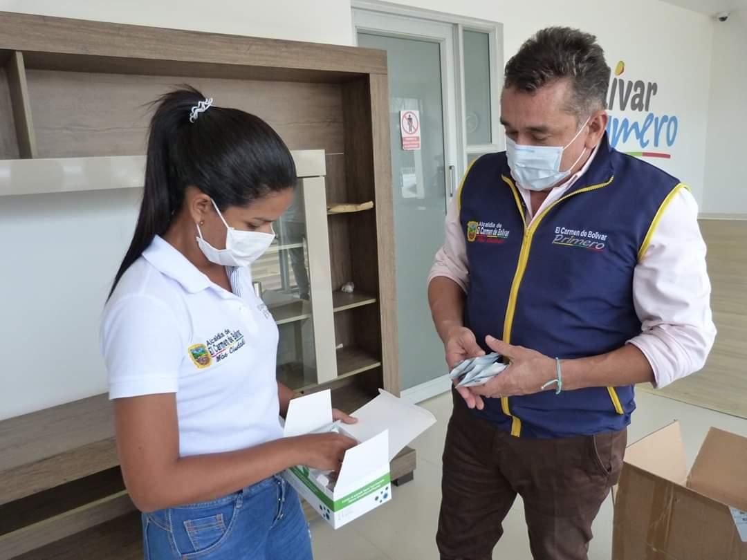 elcarmenmasc's tweet photo. Hoy recibimos las mil pruebas rápidas que nos han enviado desde la Gobernación de Bolivar, para continuar haciéndole frente al Covid en nuestro Municipio y realizar tamizaje en los barrios donde tenemos personas en cuarentena.

#ElUsoDelTapabocasEsObligatorio
#QuedateEnCasa https://t.co/Kj1OCtwd9J