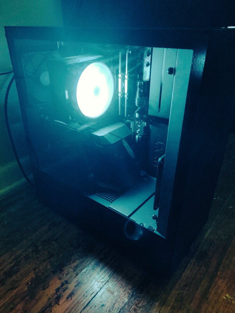 lolitsjmart's tweet photo. Finally got my PC, isn't she beautiful? ❤️ #NZXT https://t.co/84QQ6w4x6i