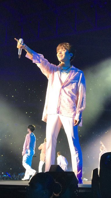 hoseokimybaby's tweet photo. صور هوسوك من تصوير الفانز اللي ما عليها اي تعديلات وتبرز ملامح هوسوك الاقرب لشكله بالريل لايف 
- أ ثريد مهم https://t.co/jGaQMxb8Rq
