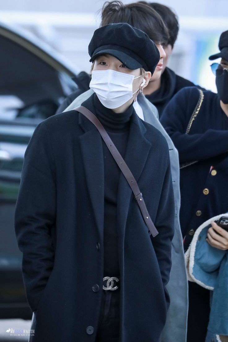 MBAO2013's tweet photo. Some HD pics of our boy in tge airport🖤
@BTS_twt 
#BTSARMY #JIN #RM #SUGA #JHOPE #jimin #V #JUNGKOOK #ARMY #BTS_OF_THE_DAY #ARMY_OF_THE_DAY #ARMY_MISS_BANGTAN #방탄소년단 #아미 #MBAO #BTSedits https://t.co/9O28dpfTAX