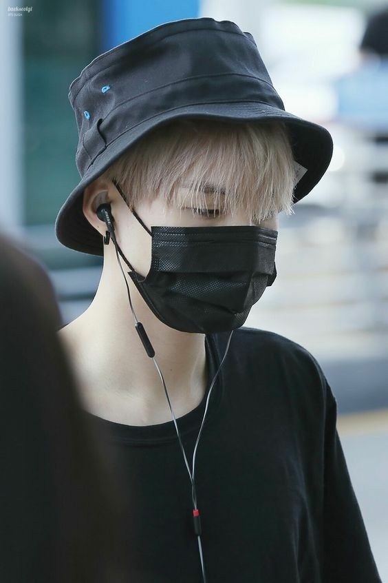 MBAO2013's tweet photo. Some HD pics of our boy in tge airport🖤
@BTS_twt 
#BTSARMY #JIN #RM #SUGA #JHOPE #jimin #V #JUNGKOOK #ARMY #BTS_OF_THE_DAY #ARMY_OF_THE_DAY #ARMY_MISS_BANGTAN #방탄소년단 #아미 #MBAO #BTSedits https://t.co/9O28dpfTAX
