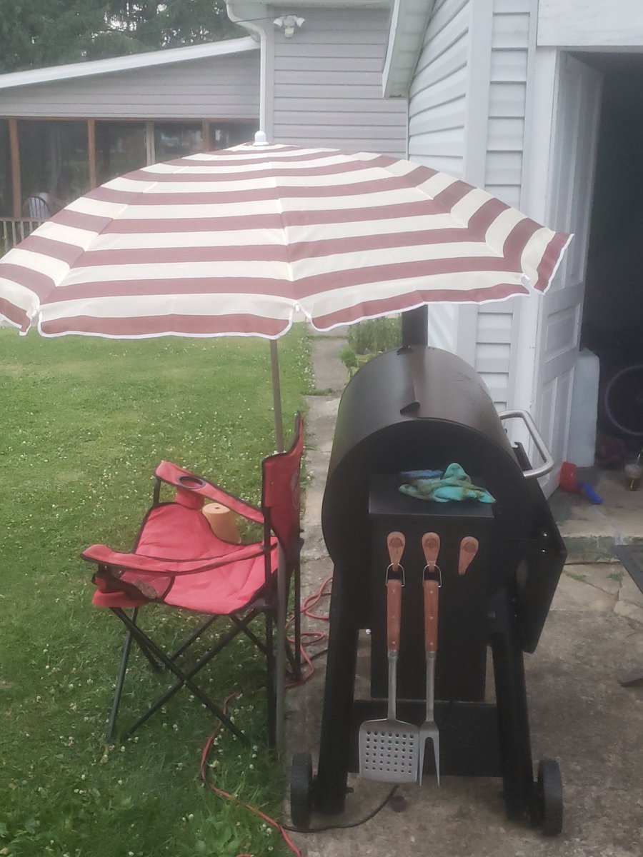 VIPvinnyD's tweet photo. It gon rain, gotta do a makeshift #BBQProblems https://t.co/vKyn4RQtAK