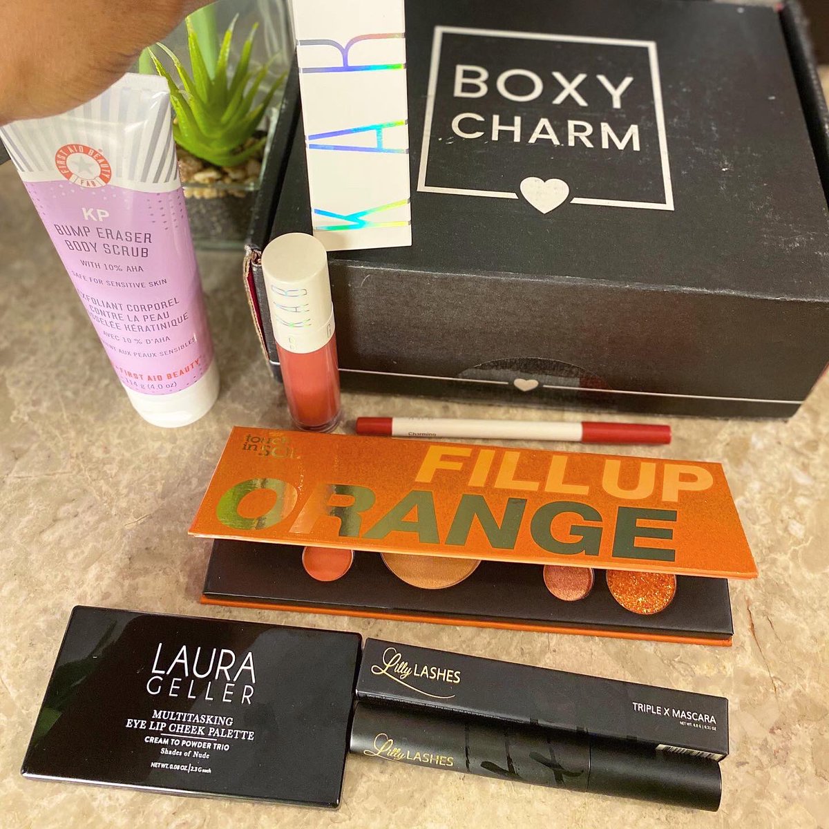 sophiawnoronha's tweet photo. I unboxed my June @boxycharm finally!!! It’s on my IG page sophiarsvp #boxyoasis #boxycharm #unboxing https://t.co/5lHlc9zmcj
