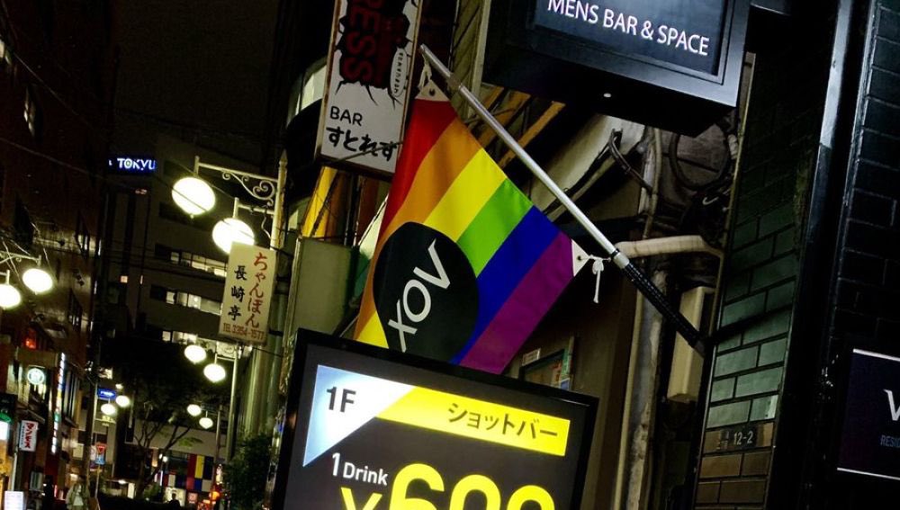 gazaunplacer's tweet photo. Que Vox es un bar gay de Tokio, que fantasía https://t.co/KB3L7pdntx