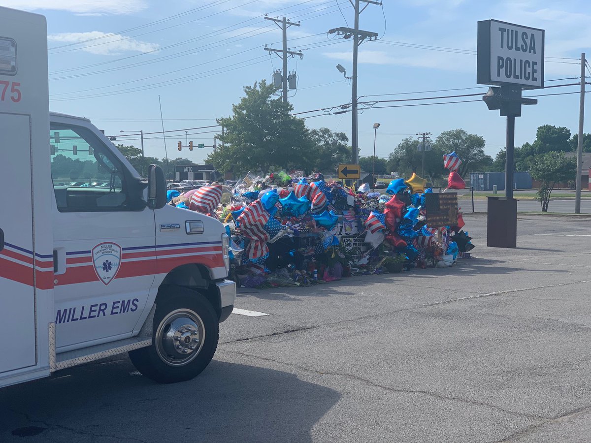 MillerEMS2's tweet photo. Our crew stopped to pay respects at the Mingo Valley Division today. Our hearts are with TPD and the families. https://t.co/YZMEkLVNUf