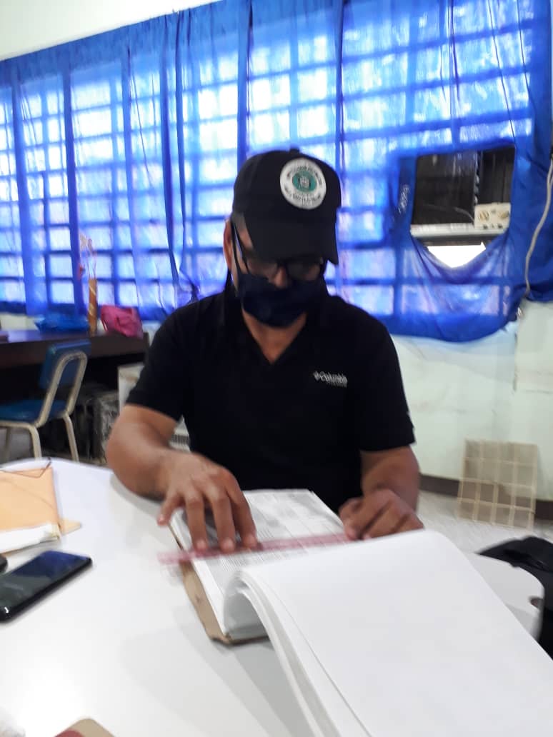 BrachoElina's tweet photo. En @JesusmSemprum los docentes activos en la revisión de expedientes, con prevención ante el COVID-19 y siguiendo orientación de @MPPEDUCACION @psuvaristobulo @OmarPrietoGob @DamelisChavez @DilmaChavezRan1 compromiso y vocación  #GraciasPuebloHeroico #ZuliaMiaVanguardiaEducativa https://t.co/sYarmeOKK3
