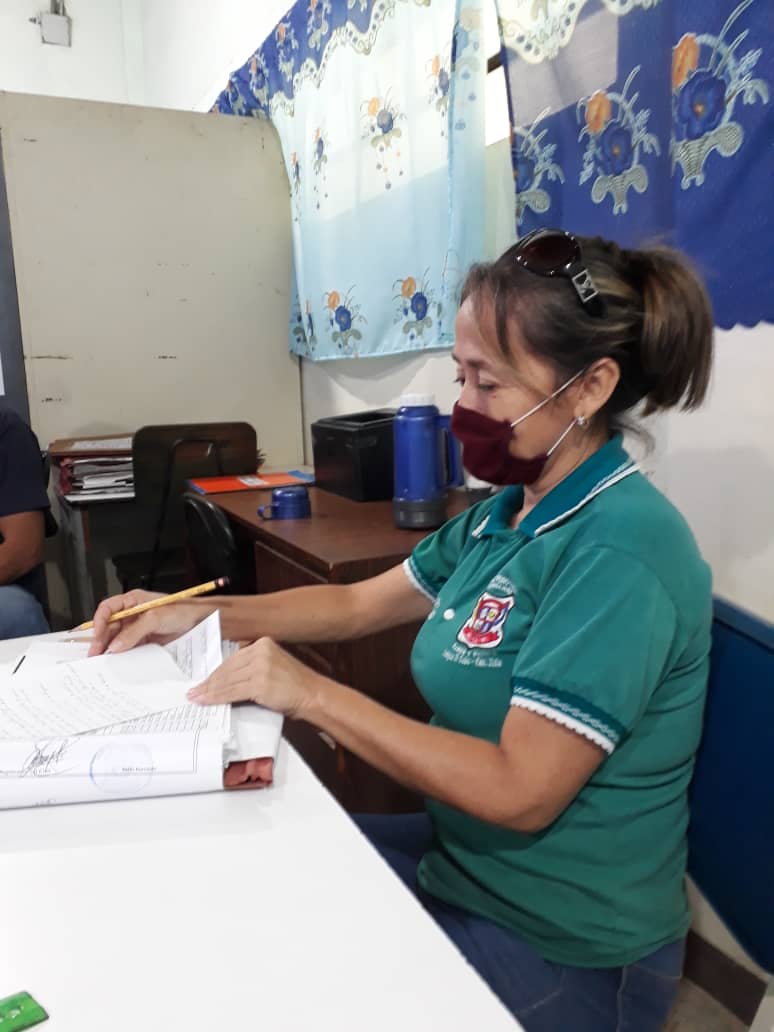 BrachoElina's tweet photo. En @JesusmSemprum los docentes activos en la revisión de expedientes, con prevención ante el COVID-19 y siguiendo orientación de @MPPEDUCACION @psuvaristobulo @OmarPrietoGob @DamelisChavez @DilmaChavezRan1 compromiso y vocación  #GraciasPuebloHeroico #ZuliaMiaVanguardiaEducativa https://t.co/sYarmeOKK3