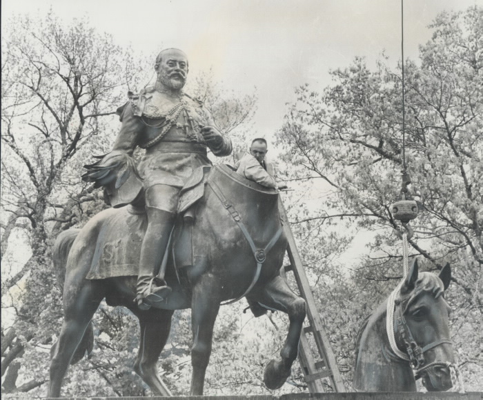 37. In the 1960s, a British-loving Toronto entrepreneur arranged to have Delhi's old statue of King Edward cut into pieces & shipped here from India — because he thought the city needed a good equestrian statue. So that's how King Edward ended up in Queen’s Park.