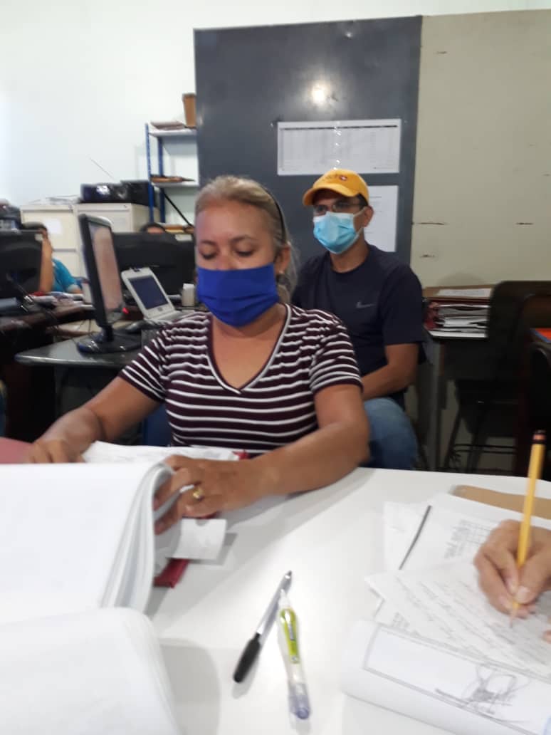 BrachoElina's tweet photo. En @JesusmSemprum los docentes activos en la revisión de expedientes, con prevención ante el COVID-19 y siguiendo orientación de @MPPEDUCACION @psuvaristobulo @OmarPrietoGob @DamelisChavez @DilmaChavezRan1 compromiso y vocación  #GraciasPuebloHeroico #ZuliaMiaVanguardiaEducativa https://t.co/sYarmeOKK3