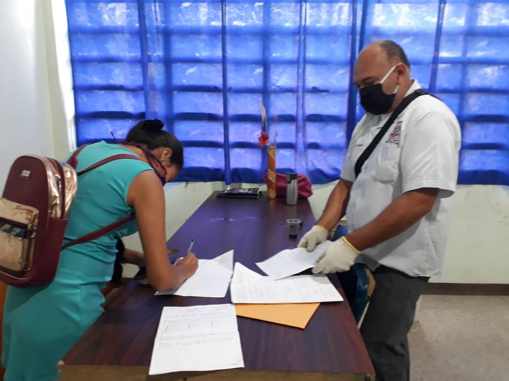 BrachoElina's tweet photo. En @JesusmSemprum los docentes activos en la revisión de expedientes, con prevención ante el COVID-19 y siguiendo orientación de @MPPEDUCACION @psuvaristobulo @OmarPrietoGob @DamelisChavez @DilmaChavezRan1 compromiso y vocación  #GraciasPuebloHeroico #ZuliaMiaVanguardiaEducativa https://t.co/sYarmeOKK3