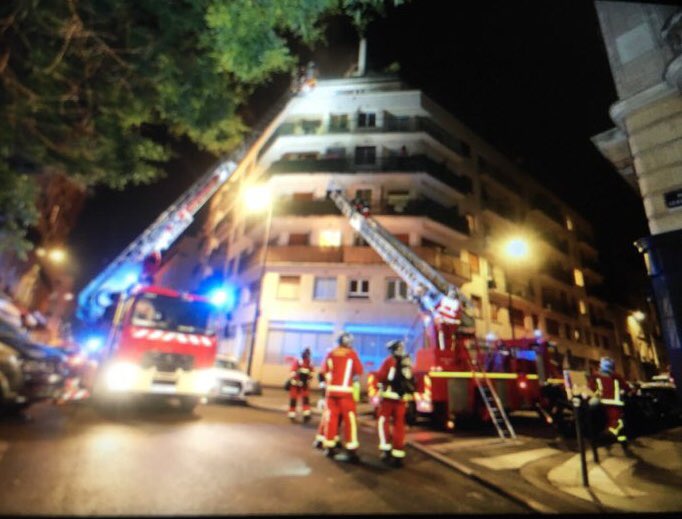 PompiersParis's tweet photo. #Intervention Incendie rue des ternes, dans le 17e arrondissement de Paris. Merci d'éviter le secteur. https://t.co/kHBpUL4vp7