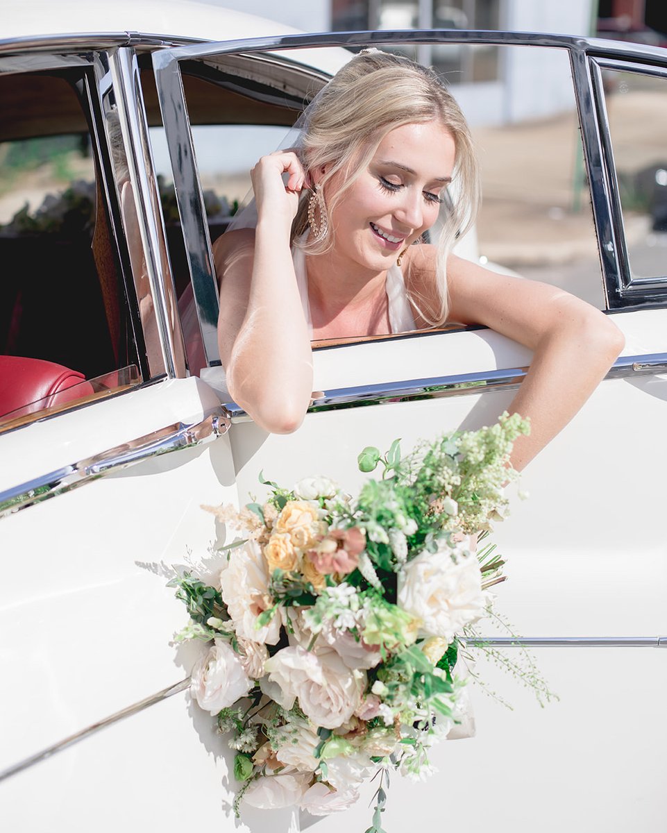 Day dreaming about sunny ☀️ wedding days, classic cars, and beautiful flowers! 

📸 @ardenphotograph