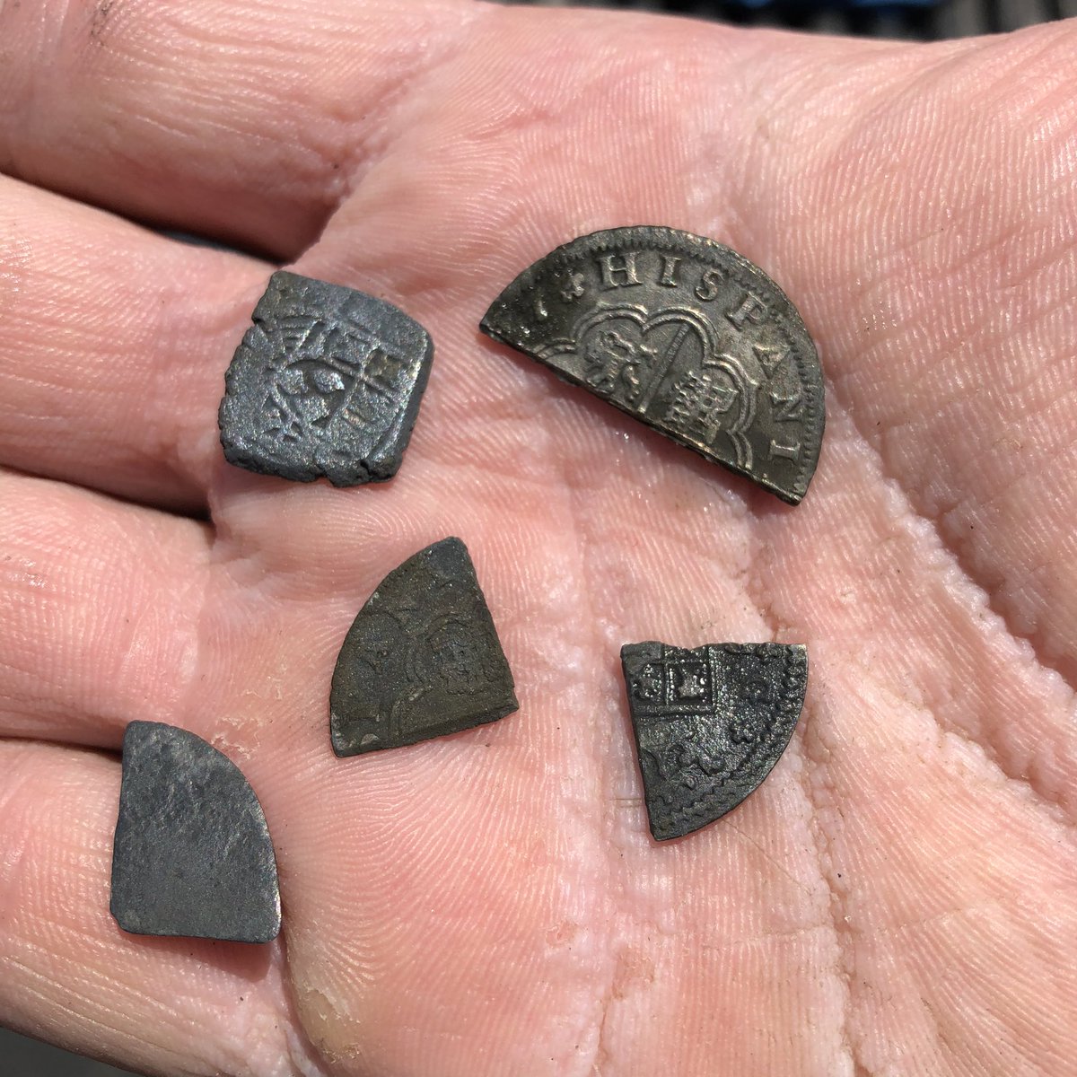 MattHow77128800's tweet photo. Epic silver day! #metaldetecting #epic #silver #gonediggin https://t.co/tWknUPYBFC