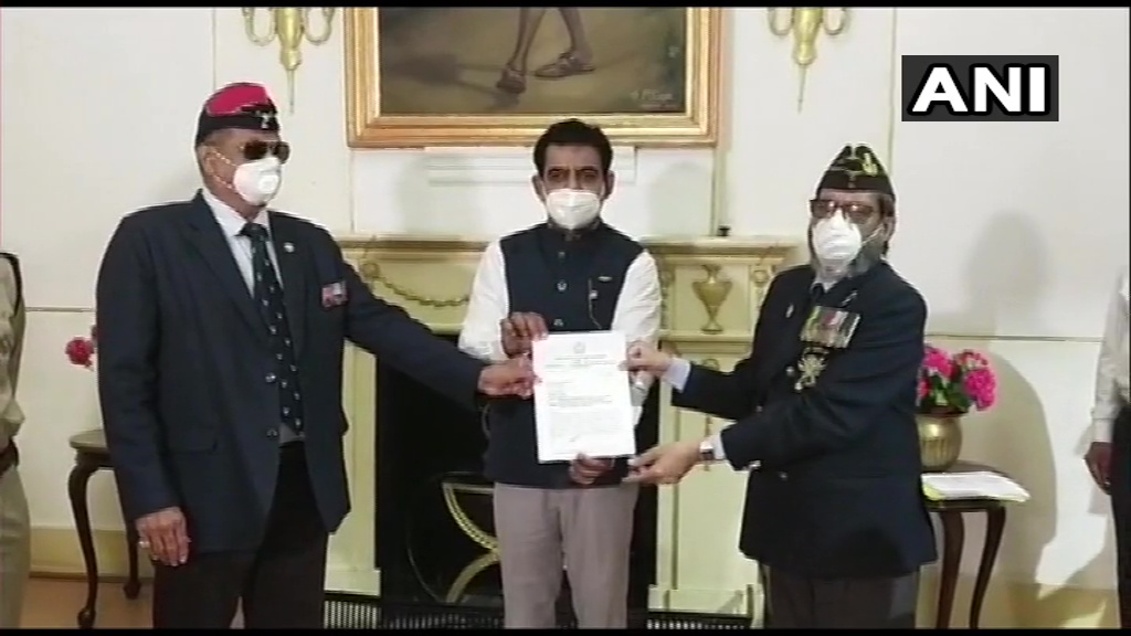 ANI's tweet photo. Indore: A group of ex-servicemen of the armed forces &amp; paramilitary forces, y'day gave a memorandum to MP  Shankar Lalwani. The memorandum, addressed to President &amp; PM,stated that they're ready to work on ground duty, free of cost, anywhere in India if&amp;when needed. #MadhyaPradesh https://t.co/YT2bnY8fql