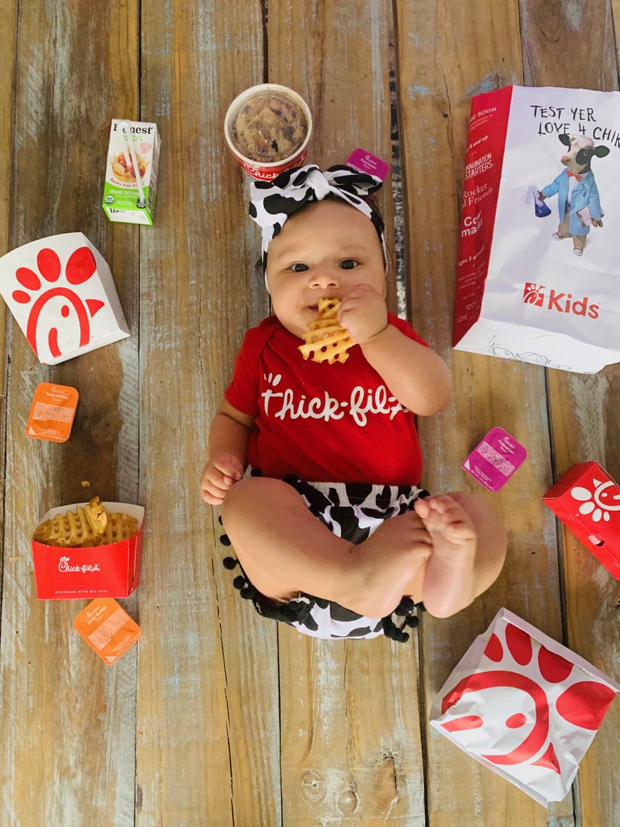 mzkls210's tweet photo. @CFAAlamo @ChickfilA  My little cousin Zoey is the cutest little nugget ever 👶🏽 🥰 https://t.co/V1m7fKVZmr