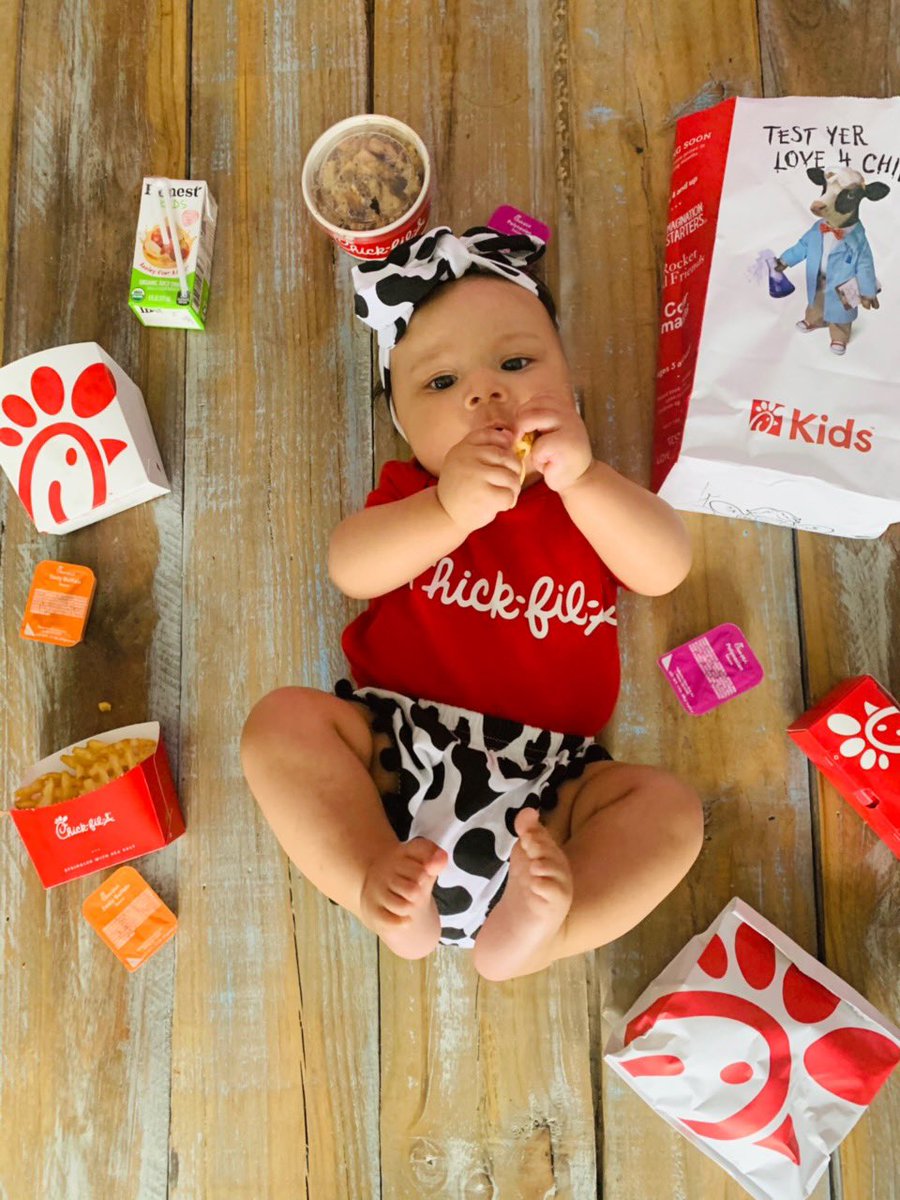 mzkls210's tweet photo. @CFAAlamo @ChickfilA  My little cousin Zoey is the cutest little nugget ever 👶🏽 🥰 https://t.co/V1m7fKVZmr