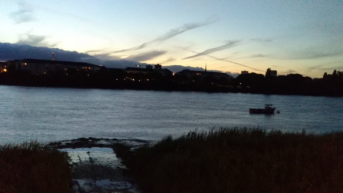 1ère sortie du #GangDeLaNuit #StrolladAnNoz à #nantes.
Nous étions 3 cyclistes qui se sont décidés à 21h30 pr 1 départ à 22h00, entre 35 et 40 km suivant les domiciles le long de la Loire.
A refaire assurément.
Sujet de conversation fil rouge : manger des glaces !