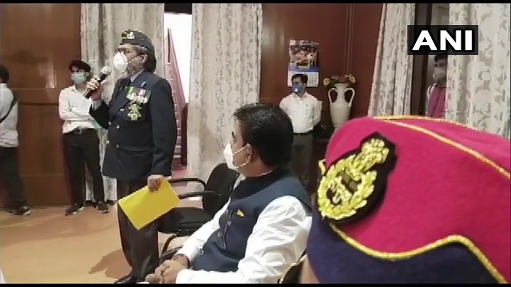 ANI's tweet photo. Indore: A group of ex-servicemen of the armed forces &amp; paramilitary forces, y'day gave a memorandum to MP  Shankar Lalwani. The memorandum, addressed to President &amp; PM,stated that they're ready to work on ground duty, free of cost, anywhere in India if&amp;when needed. #MadhyaPradesh https://t.co/YT2bnY8fql
