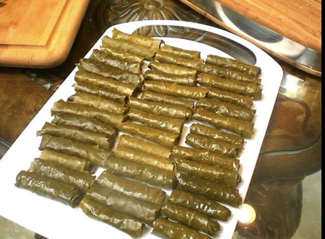 Un autre plat qui compose le MezzéYabra (Dans certains endroits on appelle ça Dolma, comme en Arménie) c’est des feuilles de vignes farcies à la viande et au riz