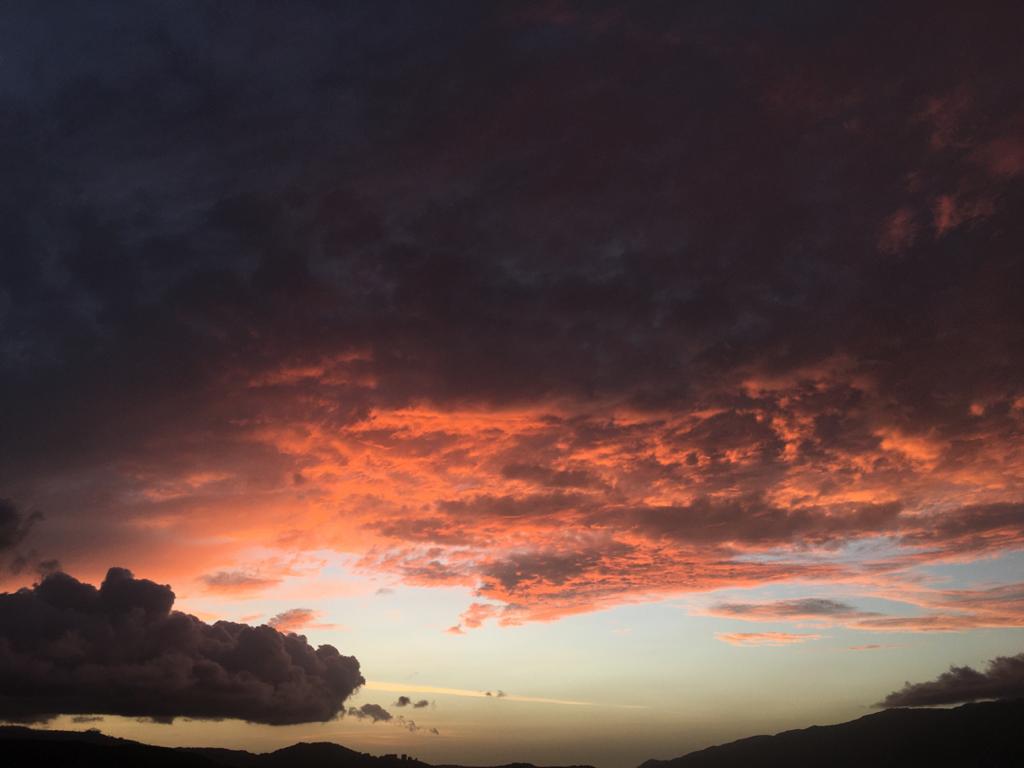 ¡Volvemos a Twitter con esta foto de nuestro atardecer desde nuestra Terraza-Taproom!

Los extrañamos.