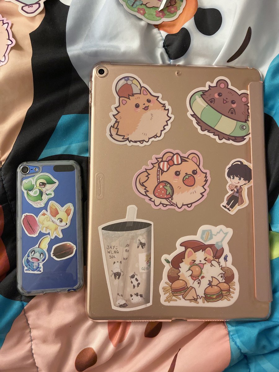 HeySayJeskuh's tweet photo. And I decorated my itouch&amp;ipad! Pokemon stickers by momichu on ig, macarons by @breedafool , woolong tea by @Jamesleego94 , Pommy stickers by @PommyPals , and Tsumugi from A3 by @_jotheturtle 💕 https://t.co/1L93oVfHsU