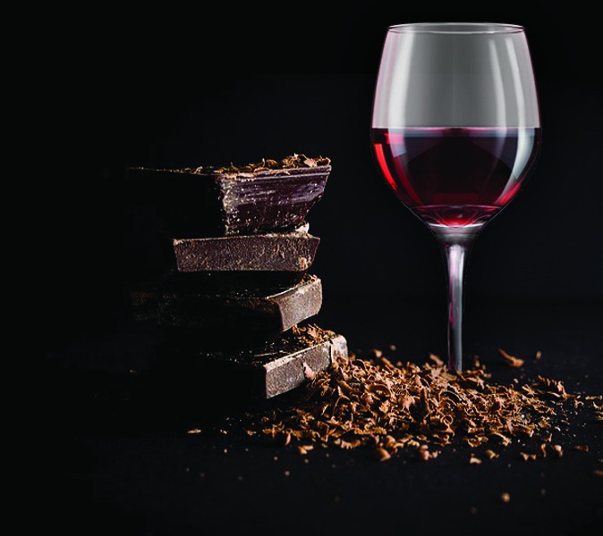 La regla para #maridar 🍷  y 🍫  mientras + oscuro el #chocolate + oscuro el #vino. Los tintos son los mejores match para los chocolates amargos.

🍫 Blanco: Chardonnay
🍫 Leche: Merlot, P. Noir y S.Blanc
🍫 Negro: C. Sauvignon o Merlot
🍫 Manjar: Moscato y Oporto
🍫 Menta: Syrah