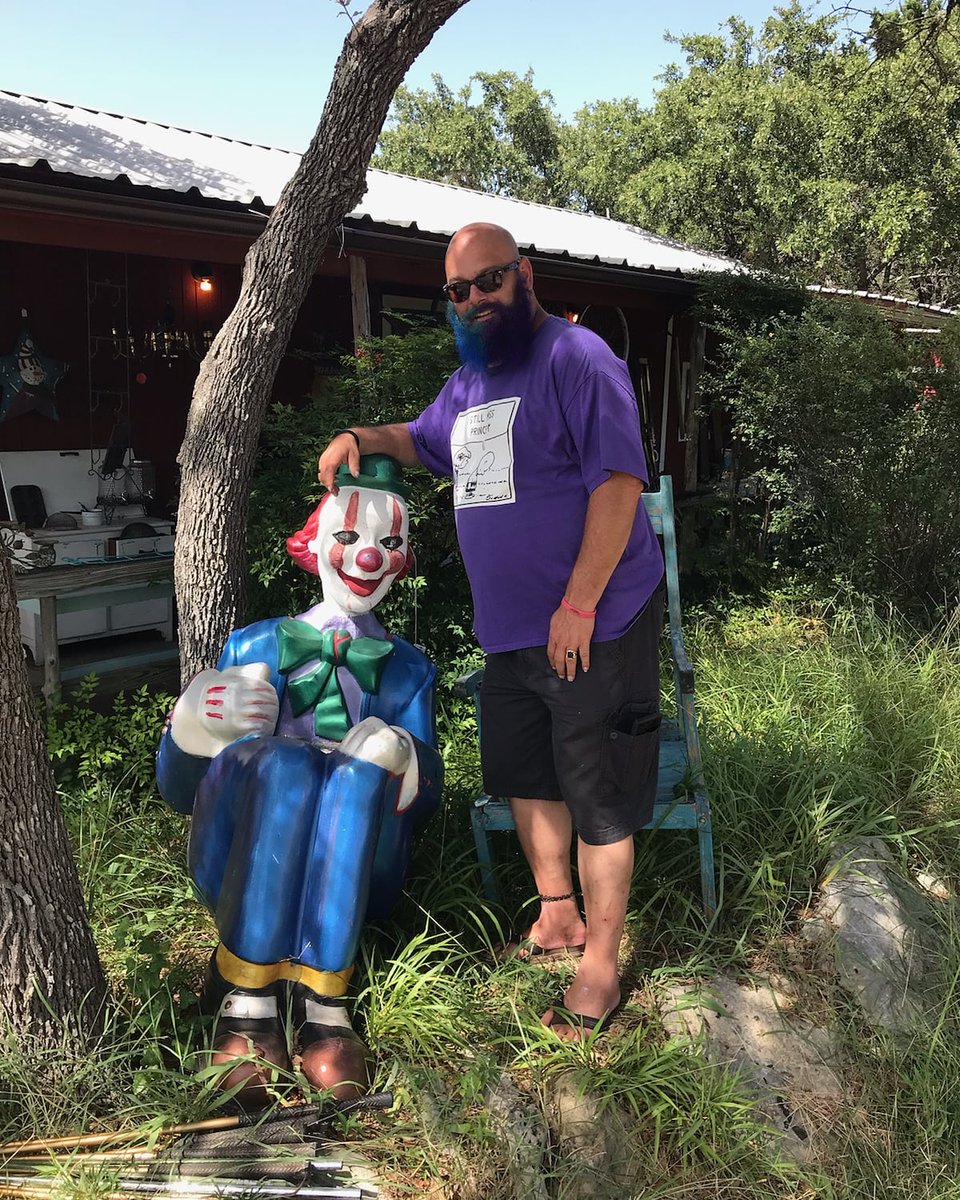Leon1965too's tweet photo. Hangin' with this clown. https://t.co/FoJSoOFHCk