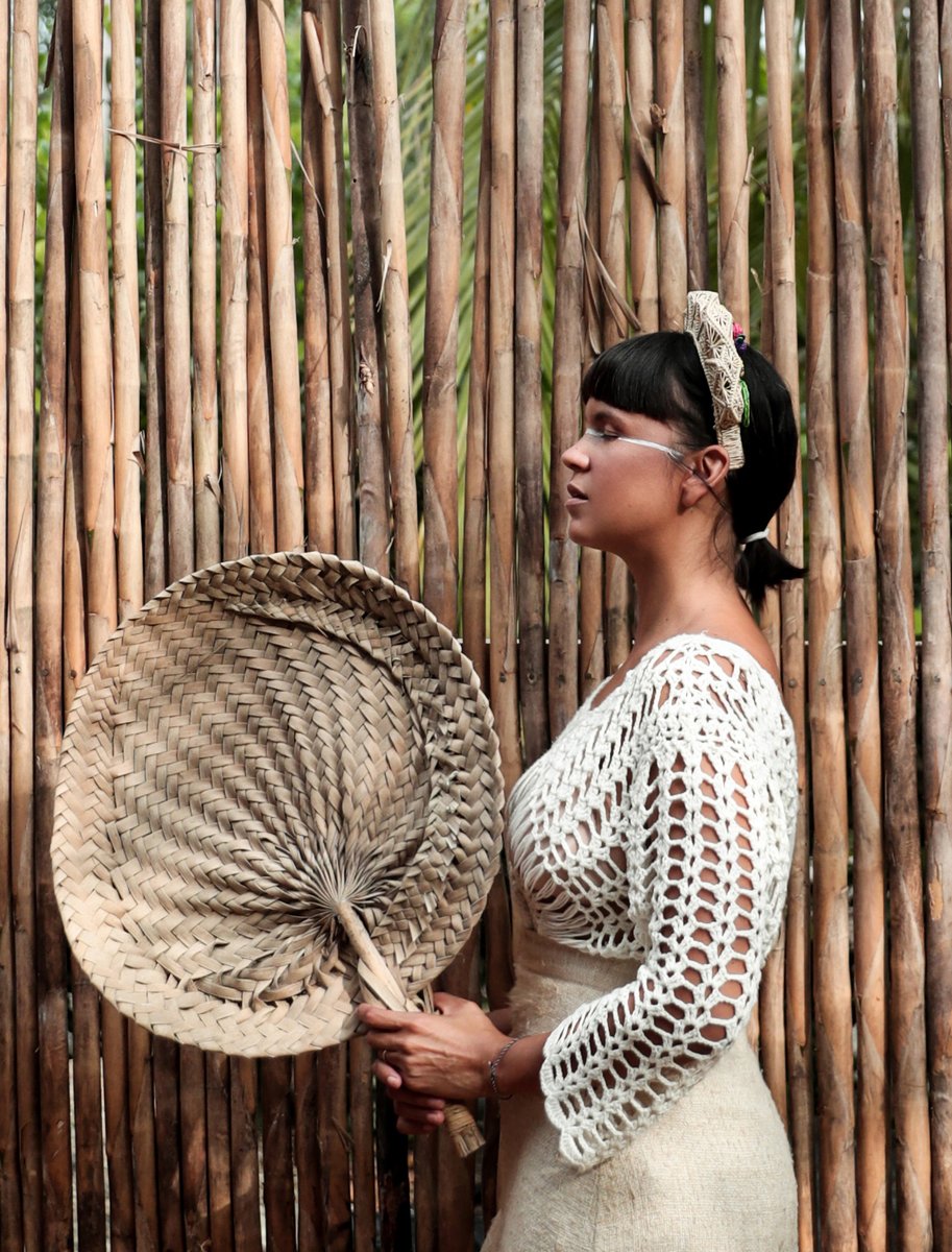 bombaestereo's tweet photo. yo soy un ser de la tierra
y a la tierra volveré
las raíces de mis piernas
en el suelo sembraré 🍃
#agua #tierra #deja https://t.co/91GlcsGhEN