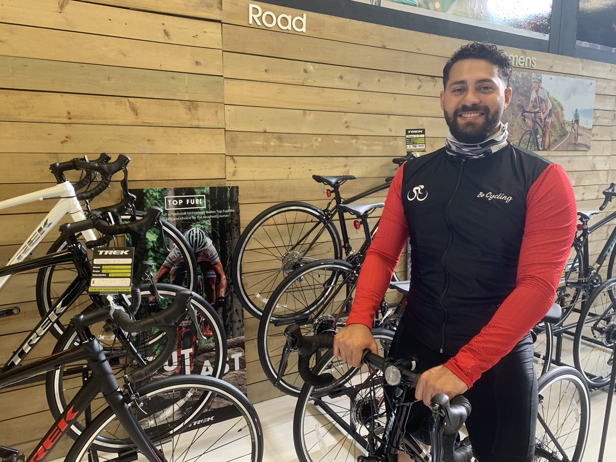 oscartrujillo24's tweet photo. Me regaló mi primer jersey de su empresa #BeCycling... me prestó una Badana para mi primera experiencia en bici de ruta. https://t.co/zQRQXy9zyn